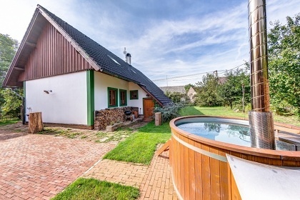 Chalupa pro děti - sauna a koupací sud - hrad Pecka