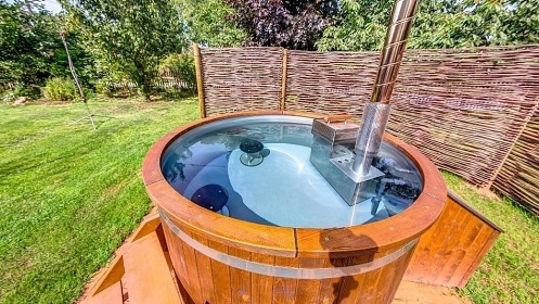 Chalupa pro děti - sauna a koupací sud - hrad Pecka