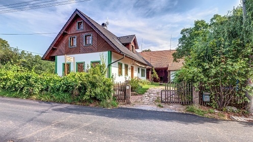 Chalupa pro děti - sauna a koupací sud - hrad Pecka