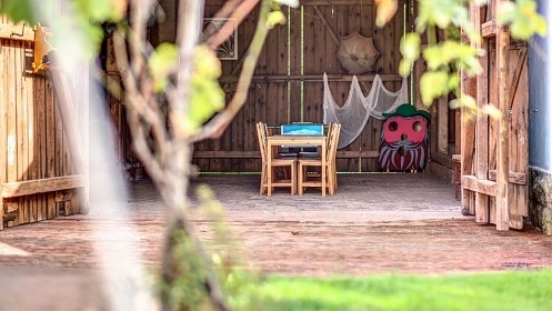 Chalupa pro děti - sauna a koupací sud - hrad Pecka