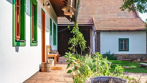 Chalupa pro děti - sauna a koupací sud - hrad Pecka
