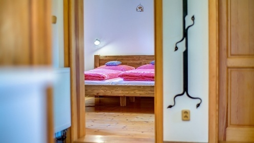 Chalupa pro děti - sauna a koupací sud - hrad Pecka