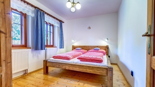 Chalupa pro děti - sauna a koupací sud - hrad Pecka