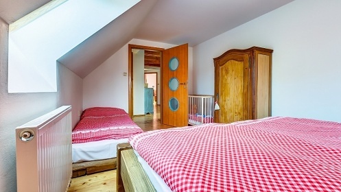 Chalupa pro děti - sauna a koupací sud - hrad Pecka