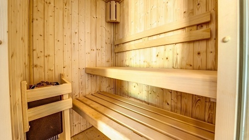 Chalupa pro děti - sauna a koupací sud - hrad Pecka