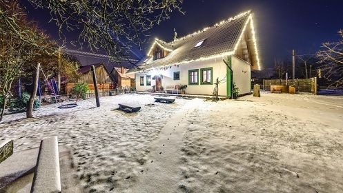 Chalupa pro děti - sauna a koupací sud - hrad Pecka