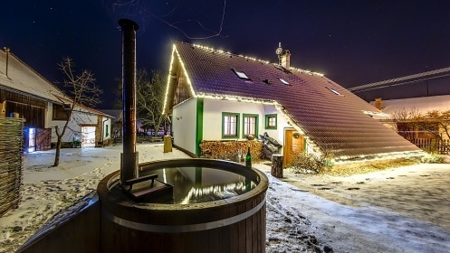 Chalupa pro děti - sauna a koupací sud - hrad Pecka