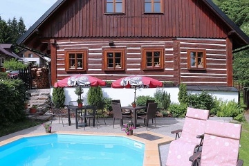 Rouben� chalupa s baz�nem - �ern� hora - �pi��k