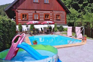 Rouben� chalupa s baz�nem Krkono�e - �ern� hora