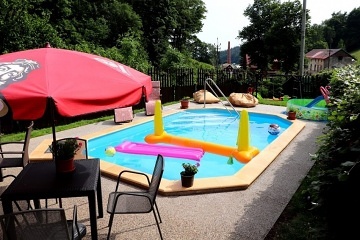 Rouben� chalupa s baz�nem Krkono�e - �ern� hora