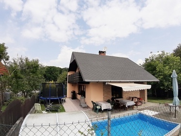 Chata Blan�k s baz�nem - z�mek Konopi�t�