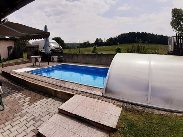 Chata Blan�k s baz�nem - z�mek Konopi�t�