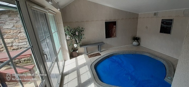 Roubenka vnit�n� baz�n a sauna - Zdobnice