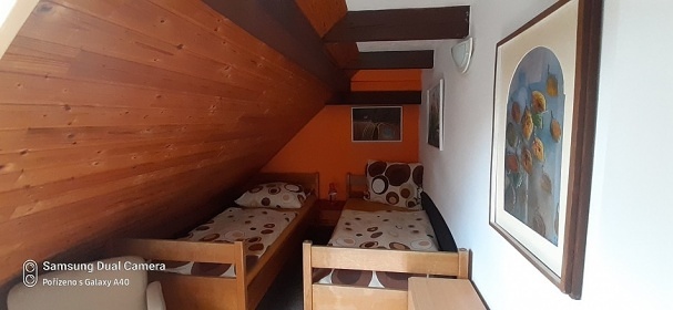 Roubenka vnit�n� baz�n a sauna - Zdobnice