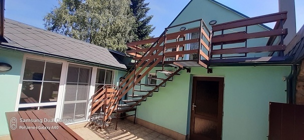 Roubenka vnit�n� baz�n a sauna - Zdobnice