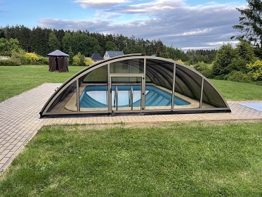 Chalupa s baz�nem - Dv�r Kr�lov� nad Labem