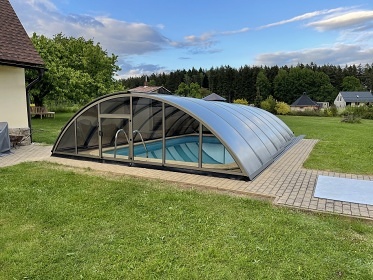 Chalupa s baz�nem - Dv�r Kr�lov� nad Labem