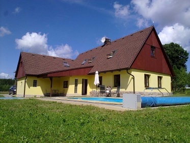Chalupa s baz�nem - Dv�r Kr�lov� nad Labem