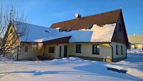 Chalupa s baz�nem - Dv�r Kr�lov� nad Labem