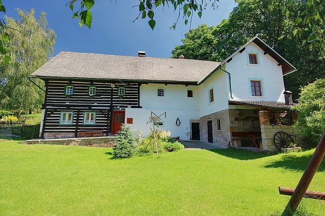 Stylov� chalupa a koupac� sud - Trosky - �esk� r�j