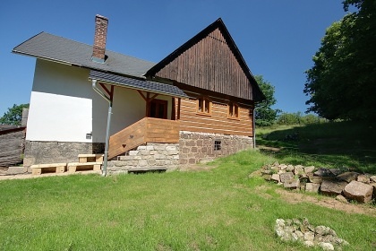 Stylov� chalupa a koupac� sud - Trosky - �esk� r�j