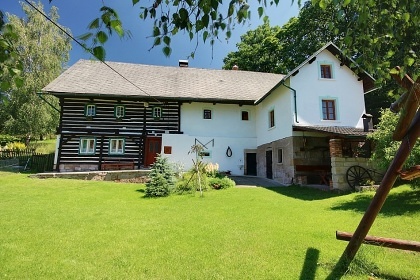 Stylov� chalupa a koupac� sud - Trosky - �esk� r�j