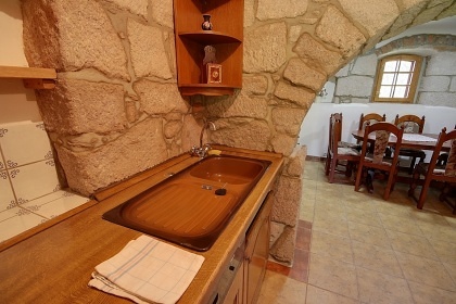 Stylov� chalupa a koupac� sud - Trosky - �esk� r�j