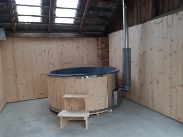 Stylov� chalupa a koupac� sud - Trosky - �esk� r�j