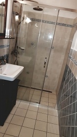 Stylov� chalupa a koupac� sud - Trosky - �esk� r�j