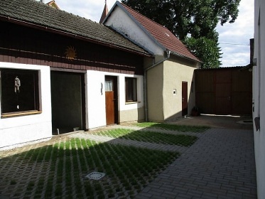 Chalupa u Řečického rybníka - zámek Červená Lhota