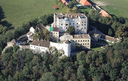 Chalupa s baz�nem - Kyjov - hrad Buchlov