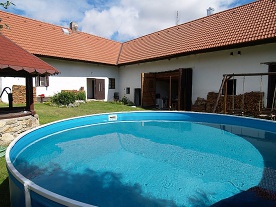 Selská chalupa s bazénem - hrad Helfenburk