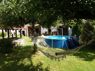 Selsk� chalupa s baz�nem - hrad Helfenburk