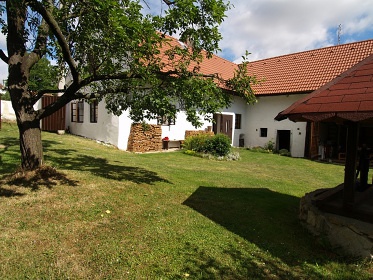 Selsk� chalupa s baz�nem - hrad Helfenburk