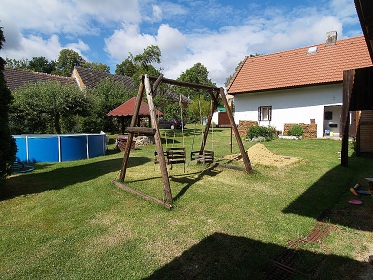 Selsk� chalupa s baz�nem - hrad Helfenburk