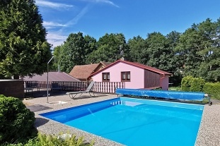 Nov� objekt: Chata s baz�nem - Pansk� sk�la - Slune�n�