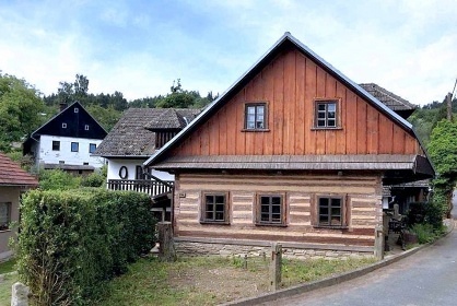 Chalupa s baznem u pehrady Vr - Svratka