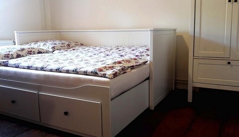 Chalupa s baznem u pehrady Vr - Svratka