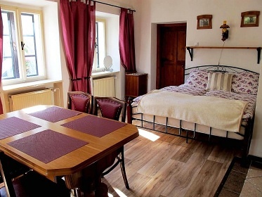 Chalupa s baznem u pehrady Vr - Svratka