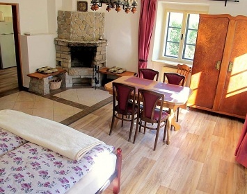 Chalupa s baznem u pehrady Vr - Svratka