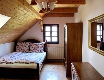 Chalupa s baznem u pehrady Vr - Svratka