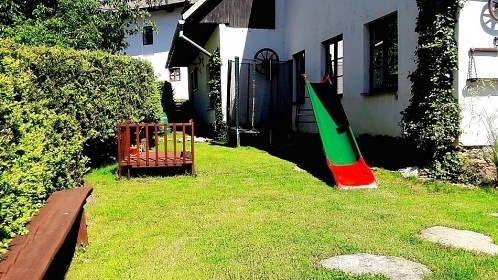 Chalupa s baznem u pehrady Vr - Svratka