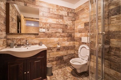 Valask roubenka s baznem - jezero Jezern