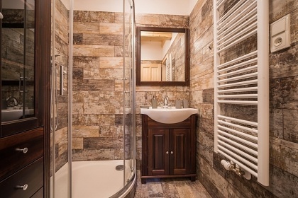 Valask roubenka s baznem - jezero Jezern