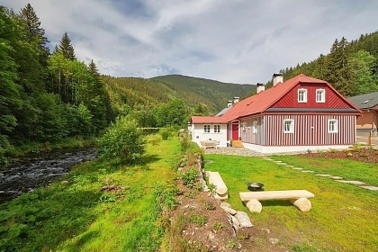 Chalupa v �dol� �eky �py - �ern� hora - Krkono�e