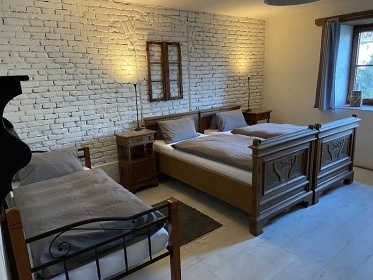 Chalupa s baz�nem - uzav�en� dv�r - Vyso�ina