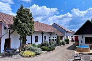 Nov� objekt: Chalupa s baz�nem - uzav�en� dv�r - Vyso�ina 9C-101