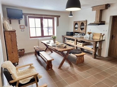 Chalupa s baz�nem - uzav�en� dv�r - Vyso�ina