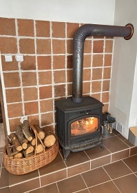 Chalupa s baz�nem - uzav�en� dv�r - Vyso�ina