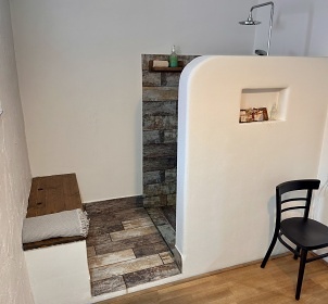 Chalupa s baz�nem - uzav�en� dv�r - Vyso�ina